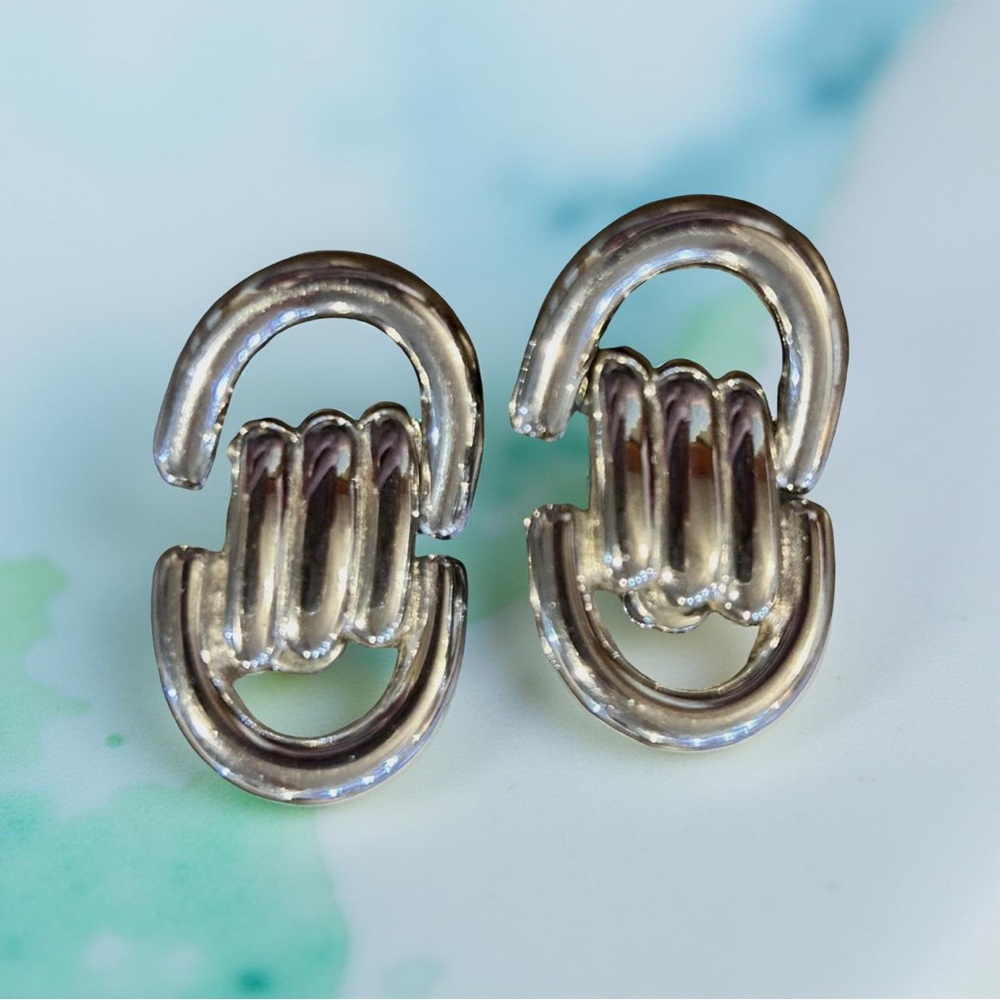 Monet Earrings Silver Tone Ribbed Link Fist Hoop Post Retro Vintage Statement